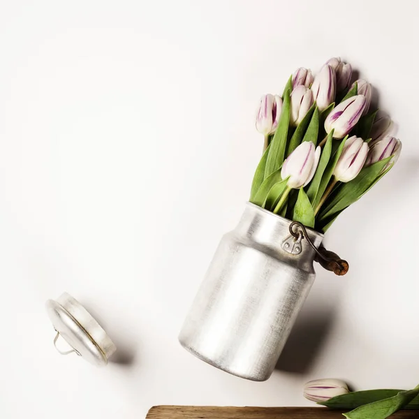 Flores voladoras contra la pared — Foto de Stock