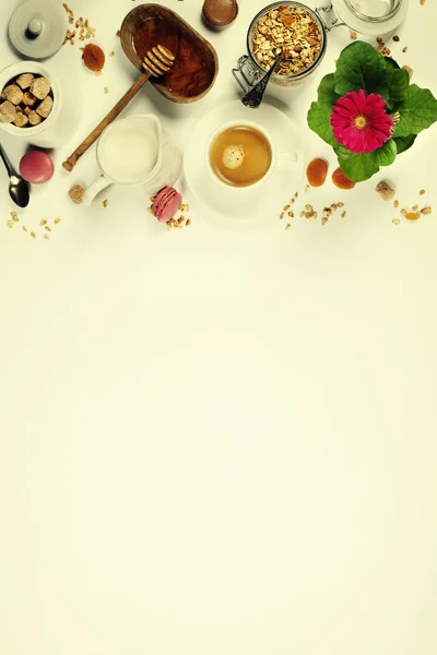 Sağlıklı kahvaltı - ev yapımı granola, bal ve süt — Stok fotoğraf