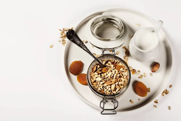 Granola de aveia caseira com frutas e nozes — Fotografia de Stock