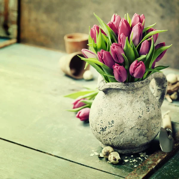 Roze tulpen boeket, paaseieren en tuingereedschap — Stockfoto