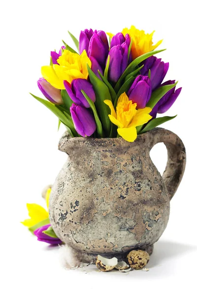 Frühlingsblumen und Ostereier — Stockfoto