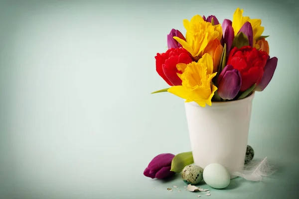 Ανοιξιάτικα λουλούδια και πασχαλινά αυγά — Φωτογραφία Αρχείου