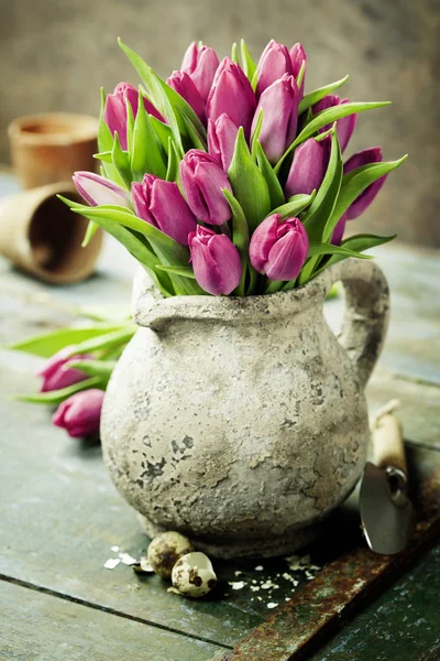 Roze tulpen boeket, paaseieren en tuingereedschap — Stockfoto