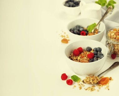Sağlıklı kahvaltı - ev yapımı granola, bal, süt ve çilek