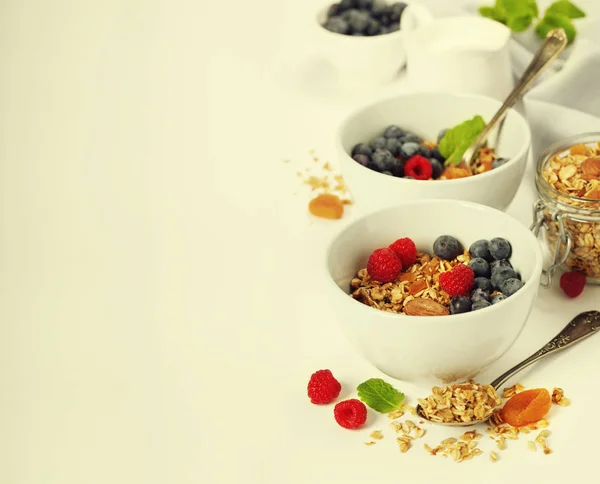 건강 한 아침 식사-집에서 만드는 그 라 놀라, 꿀, 우유, 딸기 — 스톡 사진
