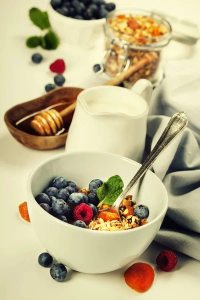Υγιεινό πρωινό - σπιτικό granola, μέλι, γάλα και μούρα — Φωτογραφία Αρχείου