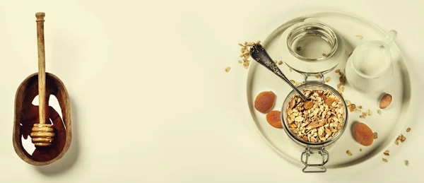 Colazione sana - Granola fatta in casa, miele e latte — Foto Stock