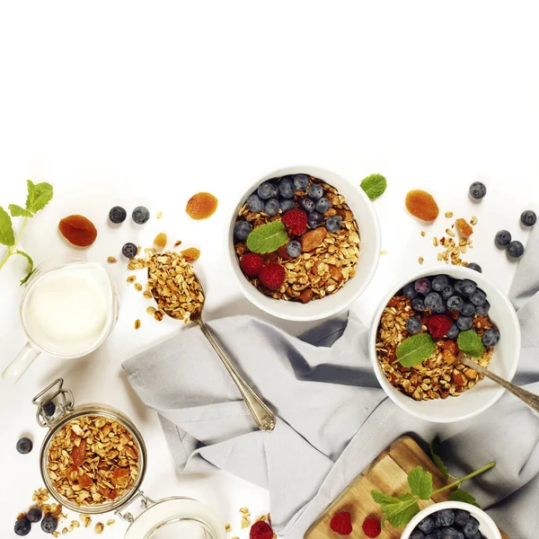 Desayuno saludable - Granola casera, miel, leche y bayas — Foto de Stock