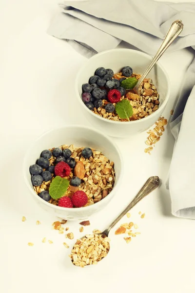 Sund morgenmad - Hjemmelavet granola, honning, mælk og bær - Stock-foto