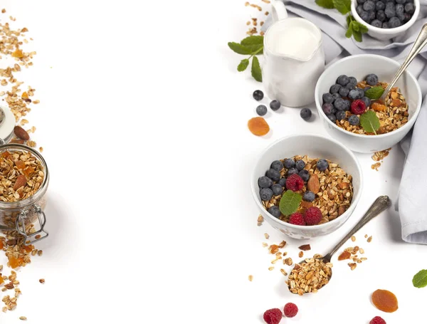 Gesundes Frühstück - hausgemachtes Müsli, Honig, Milch und Beeren — Stockfoto