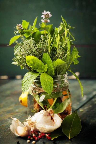 Sélection d'herbes et d'épices, gros plan — Photo