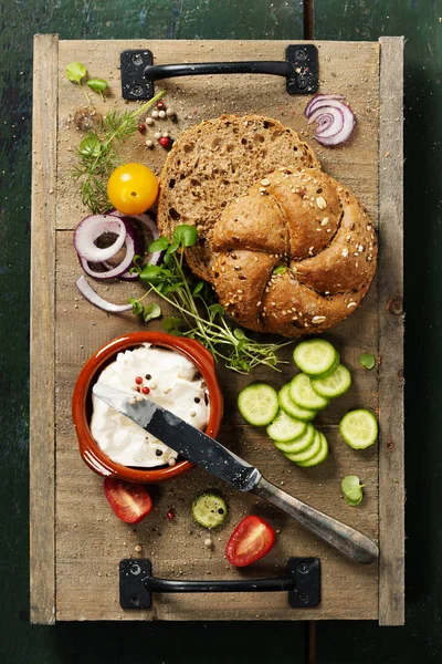 Hausgemachtes Brot und frische Zutaten für die vegetarische Küche — Stockfoto