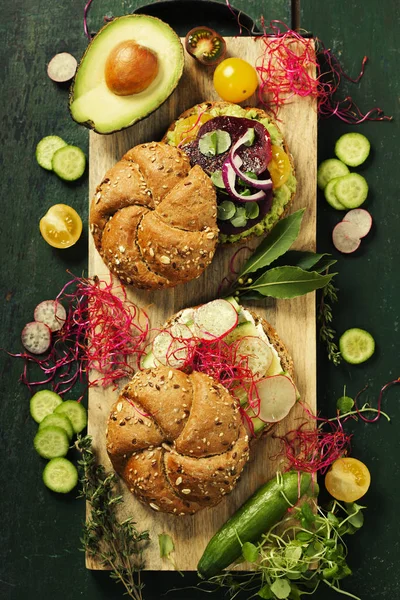 Sándwiches saludables sobre fondo rústico —  Fotos de Stock