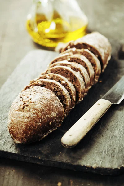 Sliced rye bread on cutting board — Stock Photo, Image