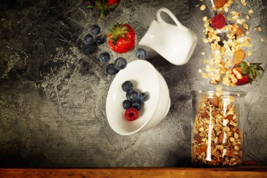 Gri duvara uçan Kahvaltı