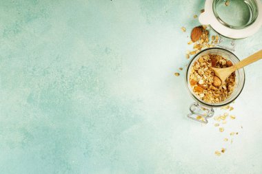 Sağlıklı ev yapımı granola ile fındık ve kuru meyve. Granola