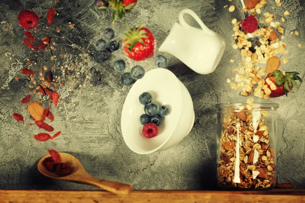 Літаючий сніданок на сірій стіні — стокове фото