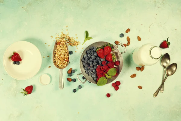 Desayuno saludable con granola, leche de almendras y bayas —  Fotos de Stock