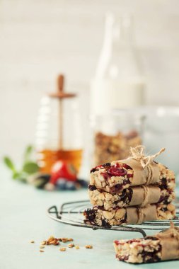 Granola bar mavi bir rustik tablo