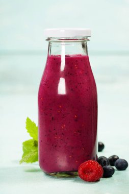 Berry yüzlü mavi zemin üzerine