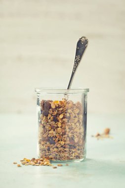 Mavi zemin üzerine ev yapımı granola