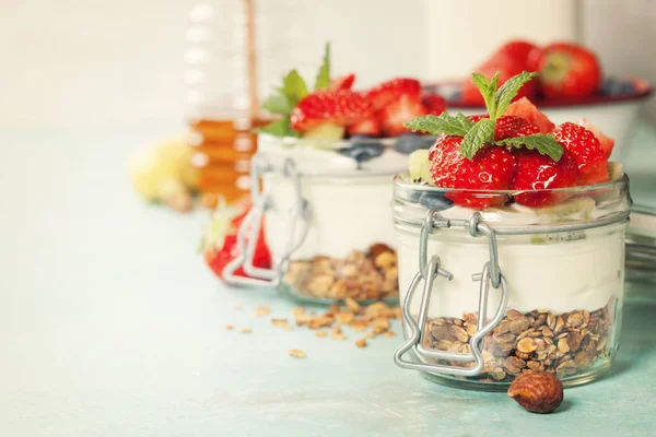 Gezond ontbijt. Parfait van zelfgemaakte yoghurt met muesli, bessen — Stockfoto