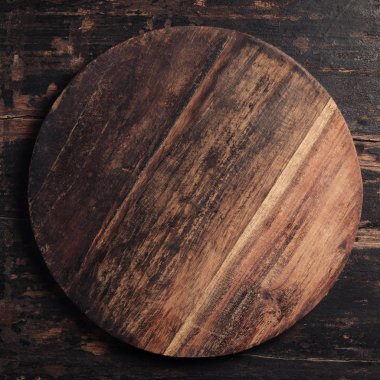 Rustik arka plan üzerinde ahşap kesme tahtası