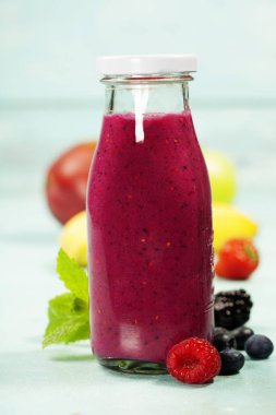 Mavi zemin üzerine ev yapımı granola