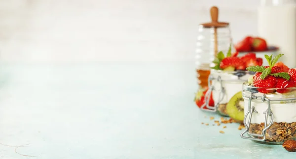 Hälsosam frukost. Hemgjord yoghurt parfait med granola, bär — Stockfoto