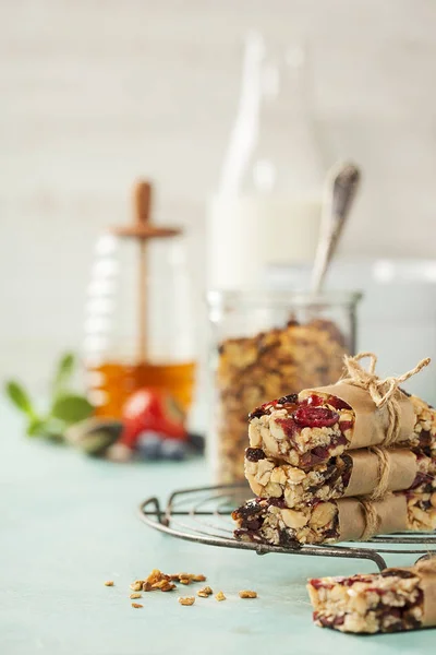 Barra di granola su un tavolo rustico blu — Foto Stock