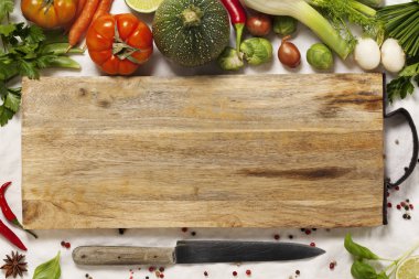 Sebzeler, otlar, baharatlar ve boş kesme tahtası