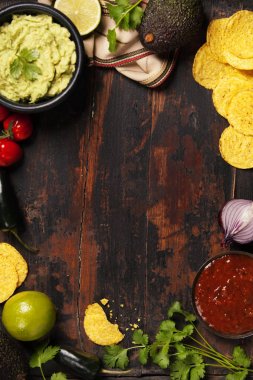 Ev yapımı taze guacomole sos ve sal ile Meksika cips cips