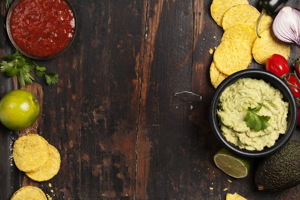 Chips nachos mexicanos com molho guacomole fresco caseiro e sal — Fotografia de Stock