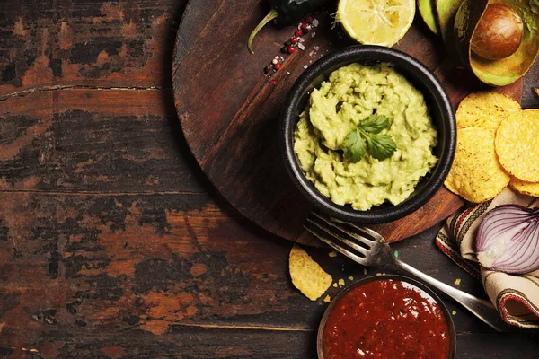 Chips nachos mexicanos com molho guacomole fresco caseiro e sal — Fotografia de Stock