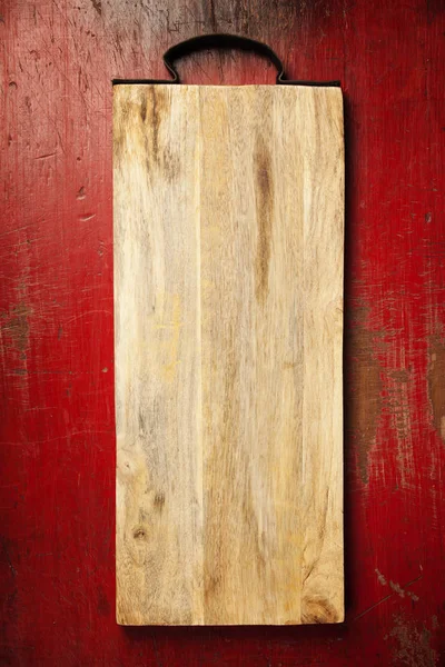 Placa de corte de madeira no fundo rústico — Fotografia de Stock