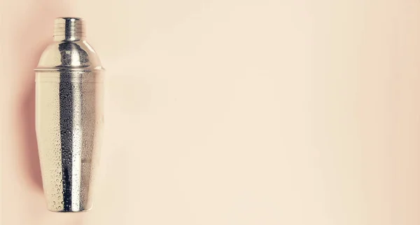 Coctelera sobre fondo rosa — Foto de Stock