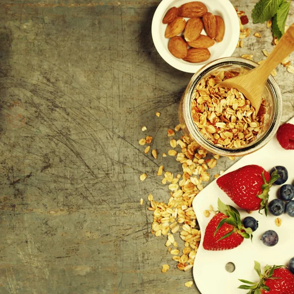 Café da manhã saudável com granola, mel, leite de amêndoa e berri — Fotografia de Stock