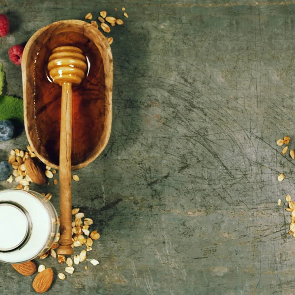 Здоровый завтрак с мюсли, медом, миндальным молоком и берри — стоковое фото