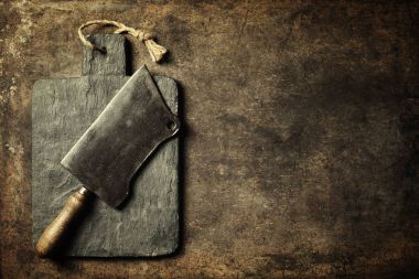 Vintage kesme tahtası ve et cleaver