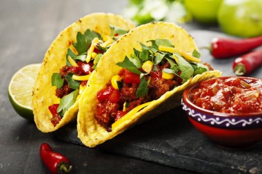 Meksika tacoları, et, fasulye ve salsa.