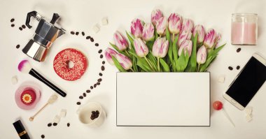 «Ana sayfa» bahar çiçekleri, kahve, cep telefonu, kruvasan görünümünü ve