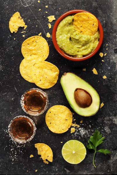 Miski chipsów mexican nachos z domu guacomole świeży sos — Zdjęcie stockowe