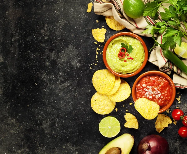 Groene zelfgemaakte guacamole met tortillachips en salsa — Stockfoto