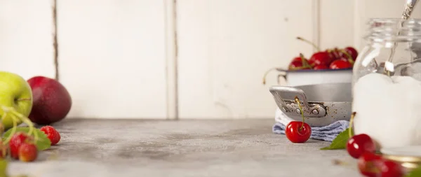 Ингредиенты для сладкого вишневого джема — стоковое фото