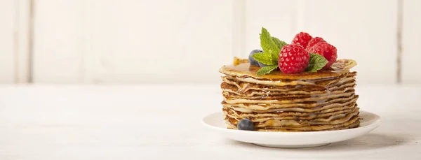 Pannkakor med färska bär — Stockfoto