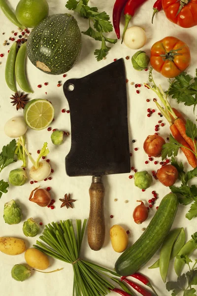 Couteau de cuisine et légumes biologiques — Photo