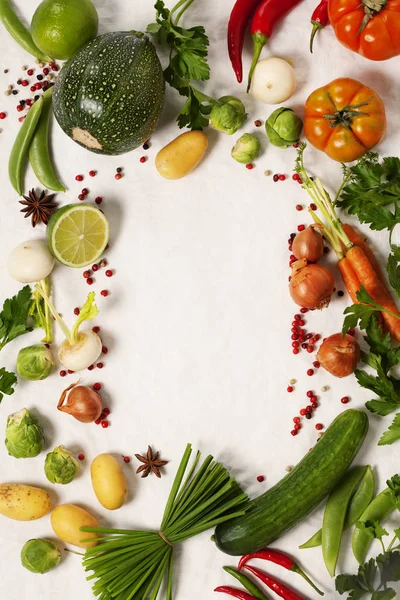 Quadro de verduras orgânicas em branco — Fotografia de Stock