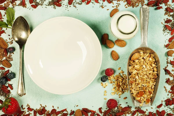 Desayuno saludable con granola, superalimentos, leche de almendras y —  Fotos de Stock