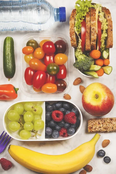 Caixa de almoço saudável com sanduíche e legumes frescos, garrafa de — Fotografia de Stock