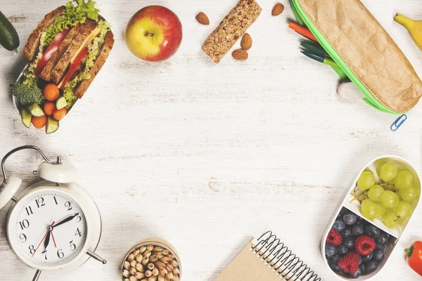 Szendvics, szőlő, alma, sárgarépa, bogyó, a műanyag ebéd dobozok, st — Stock Fotó